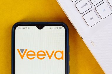 7 Eylül 2020, Brezilya. Bu resimde Veeva Systems logosu akıllı bir telefondan gösteriliyor.