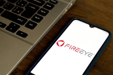 7 Eylül 2020, Brezilya. Bu resimde FireEye logosu akıllı bir telefondan gösteriliyor.