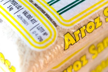 10 Eylül 2020, Brezilya. Bir paket pirinç. 5 kg 'lık paketin fiyatı 40 reais olabilir. Süpermarketler müşteri başına alımları sınırlandırıyor