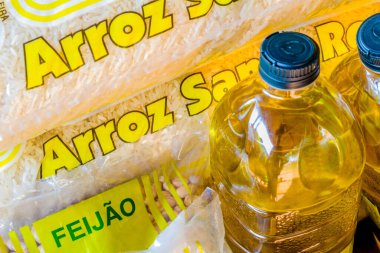 11 Eylül 2020, Brezilya. Bir paket pirinç, fasulye ve soya yağı. Brezilya süpermarketlerinde pirinç paketinin fiyatı arttı. Ürün 5 reais 'e satıldı, şimdi 40 reais.