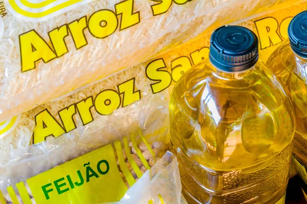11 Eylül 2020, Brezilya. Bir paket pirinç, fasulye ve soya yağı. Brezilya süpermarketlerinde pirinç paketinin fiyatı arttı. Ürün 5 reais 'e satıldı, şimdi 40 reais.