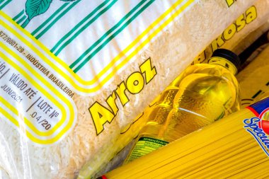 11 Eylül 2020, Brezilya. Bir paket pirinç, makarna, fasulye ve bir litre yağ. Brezilya süpermarketlerinde pirinç paketinin fiyatı arttı. Ürün 5 reais 'e satıldı, şimdi 40 reais.