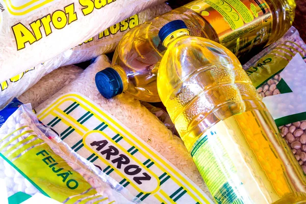 11 Eylül 2020, Brezilya. Bir paket pirinç, fasulye ve soya yağı. Brezilya süpermarketlerinde pirinç paketinin fiyatı arttı. Ürün 5 reais 'e satıldı, şimdi 40 reais.