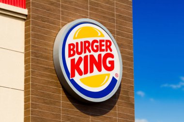 11 Eylül 2020, Brezilya. Burger King 'in logosu Dourados, Mato Grosso do Sul, Brezilya' daki mağazalarından birinde.