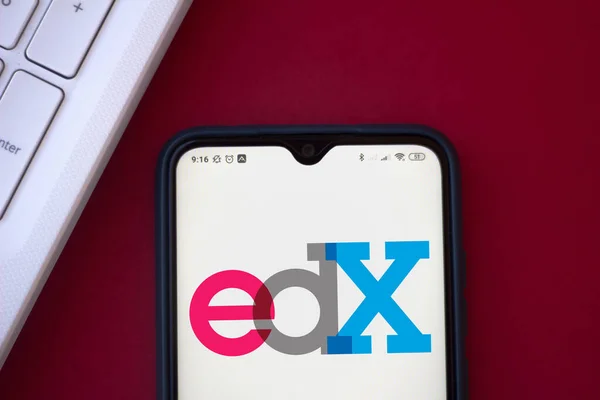 2020年9月17日 在这张照片中 你可以看到智能手机上显示的Edx标志 — 图库照片