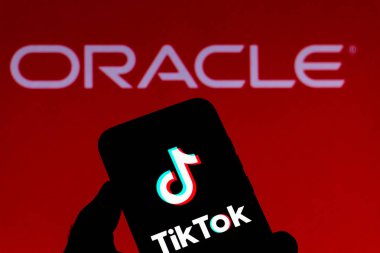 21 Eylül 2020, Brezilya. Bu resimde arka planda Kahin logosu olan akıllı bir telefondan TikTok logosu gösteriliyor.