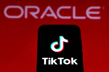 21 Eylül 2020, Brezilya. Bu resimde arka planda Kahin logosu olan akıllı bir telefondan TikTok logosu gösteriliyor.