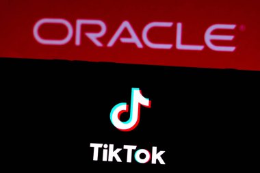 21 Eylül 2020, Brezilya. Bu resimde arka planda Kahin logosu olan akıllı bir telefondan TikTok logosu gösteriliyor.