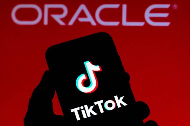 21 Eylül 2020, Brezilya. Bu resimde arka planda Kahin logosu olan akıllı bir telefondan TikTok logosu gösteriliyor.