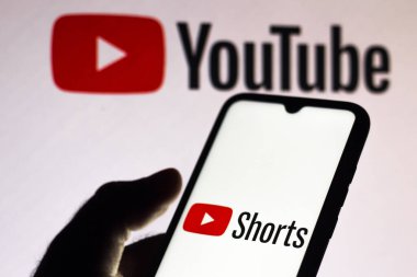 21 Eylül 2020, Brezilya. Bu resimde YouTube Shorts logosu arka planda YouTube logosu olan bir akıllı telefonda görüntüleniyor