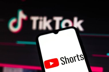 21 Eylül 2020, Brezilya. Bu resimde, arka planda TikTok logosu olan bir akıllı telefondan YouTube Shorts logosu görüntüleniyor