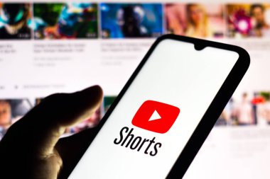 21 Eylül 2020, Brezilya. Bu resimde bir akıllı telefondan YouTube Shorts logosu gösteriliyor