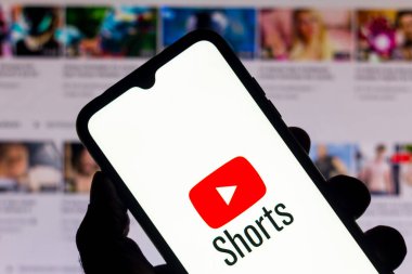 21 Eylül 2020, Brezilya. Bu resimde bir akıllı telefondan YouTube Shorts logosu gösteriliyor