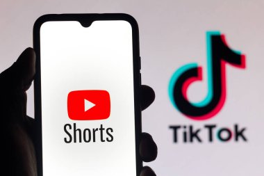 21 Eylül 2020, Brezilya. Bu resimde, arka planda TikTok logosu olan bir akıllı telefondan YouTube Shorts logosu görüntüleniyor