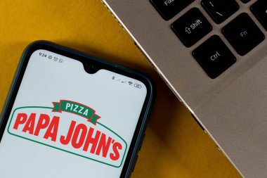 28 Eylül 2020, Brezilya. Bu resimde Papa John 's Pizza logosu akıllı telefonda sergileniyor.