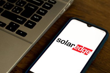 28 Eylül 2020, Brezilya. Bu resimde SolarEdge Teknolojileri logosu akıllı telefondan gösteriliyor.