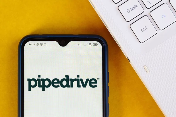 2020年9月28日 在这张照片中 你可以看到智能手机上显示的Pipedrive标志 — 图库照片