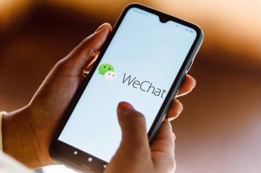 28 Eylül 2020, Brezilya. Bu resimde WeChat logosu akıllı telefondan gösteriliyor.