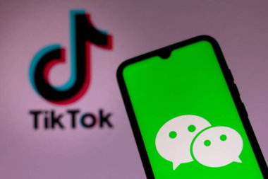 28 Eylül 2020, Brezilya. Bu resimde arka planda TikTok logosu olan akıllı bir telefondan WeChat logosu gösteriliyor.
