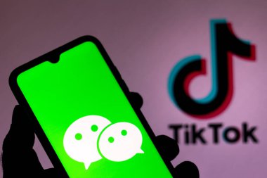 28 Eylül 2020, Brezilya. Bu resimde arka planda TikTok logosu olan akıllı bir telefondan WeChat logosu gösteriliyor.