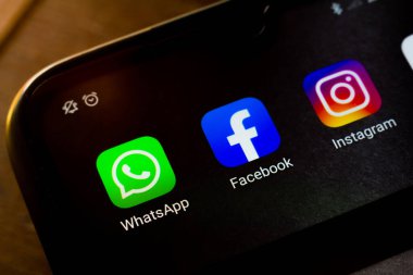 30 Eylül 2020, Brezilya. Bu resimde akıllı telefondan görüntülenen WhatsApp, Facebook ve Instagram uygulaması simgesi