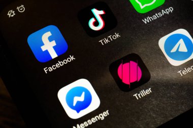 30 Eylül 2020, Brezilya. Bu resimde sosyal medya simgeleri (Facebook, TikTok, WhatsApp, Messenger, Triller ve Telegram) akıllı telefondan gösteriliyor