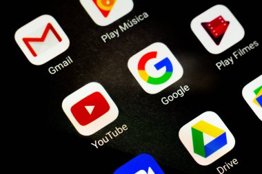 30 Eylül 2020, Brezilya. Bu resimde simge Gmail, Play, YouTube, Google, Play Films ve Drive uygulaması bir akıllı telefonda görüntülendi