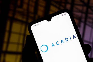 30 Eylül 2020, Brezilya. Bu resimde Acadia Eczacılık logosu bir akıllı telefonda sergileniyor.