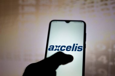30 Eylül 2020, Brezilya. Bu resimde Axcelis Teknolojileri logosu akıllı telefondan gösteriliyor.