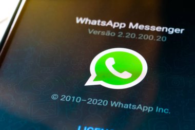 1 Ekim 2020, Brezilya. Bu resimde WhatsApp logosu akıllı telefondan gösteriliyor.
