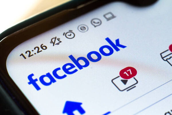 1 октября 2020 года, Бразилия. На этой фото иллюстрация логотипа Facebook приложение видели отображается на смартфоне