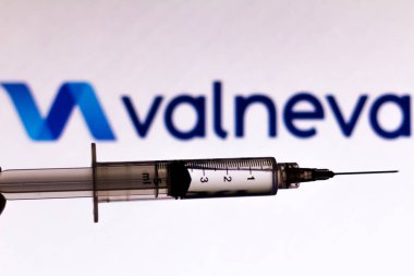 2 Ekim 2020, Brezilya. Bu resimde tıbbi şırınga Valneva SE şirketinin logosu arka planda bir ekranda sergilenmektedir.