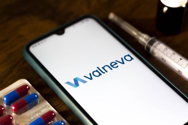 2 Ekim 2020, Brezilya. Bu resimde Valneva SE logosu bir akıllı telefonda gösteriliyor