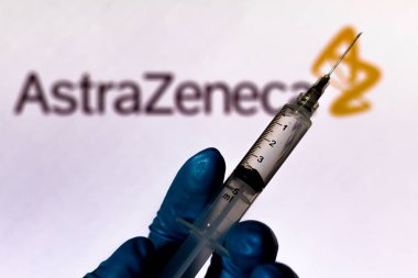 4 Ekim 2020, Brezilya. Bu resimde tıbbi şırınga, arka planda bir ekranda AstraZeneca şirketinin logosu ile görülüyor.