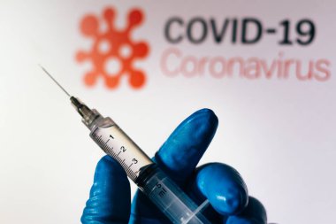 4 Ekim 2020, Brezilya. Bu resimde tıbbi şırınga arka planda bir ekranda gösterilen Covid-19 (Coronavirus) metni ile görülür.