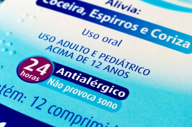 4 Ekim 2020, Brezilya. Brezilya 'da alerjik olmayan bir ilaç kutusunun ayrıntıları. İlaçlar kaşıntıyı, hapşırığı ve akan burnu gidermek için kullanılır.