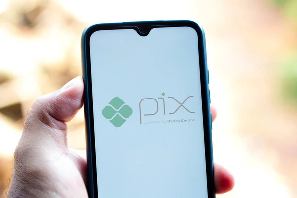 1. Oktober 2020, Brasilien. Auf dieser Foto-Illustration ist das Pix powered by Banco Central Logo auf einem Smartphone zu sehen. Es ist ein elektronisches Zahlungssystem in Brasilien — Stockbild Oktober 2020 Brasilien Auf Dieser Foto Illustration Ist Das Pix — Stockfoto