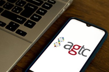 7 Ekim 2020, Brezilya. Bu resimde Uygulamalı Genetik Teknolojileri Şirketi (AGTC) logosu bir akıllı telefonda gösteriliyor