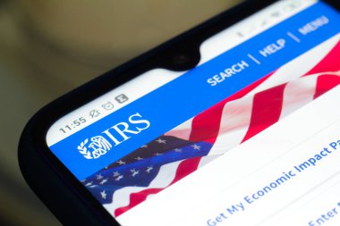 9 Ekim 2020, Brezilya. Bu resimde Milli Gelir İdaresi (IRS) logosu akıllı telefondan gösteriliyor