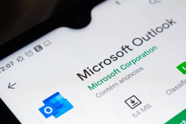 9 Ekim 2020, Brezilya. Bu resimde Microsoft Outlook logosu bir akıllı telefonda görüntülendi