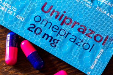 10 Ekim 2020, Brezilya. Bu resimde bir paket Omeprazol ve birkaç hap var. İlaçlar mide salgılarını azaltır.