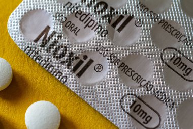 10 Ekim 2020, Brezilya. Bu resimde bir paket Nixil (Nifedipino) ve bazı haplar var. Yüksek tansiyon ve koroner kalp hastalığının tedavisi için tedavi