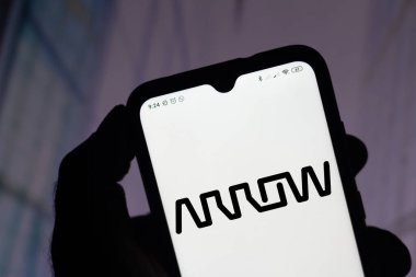 11 Ekim 2020, Brezilya. Bu resimde Arrow Elektronik logosu akıllı telefondan gösteriliyor.