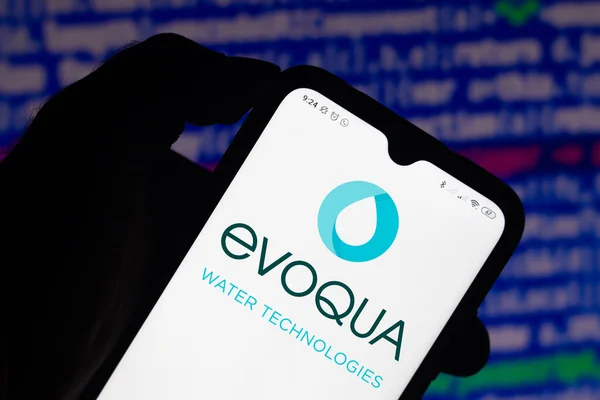 2020 브라질 사진에서 Evoqua Water Technologies 로고가 스마트폰에 표시되어 수있습니다 — 스톡 사진