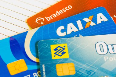 14 Ekim 2020, Brezilya. Bu resimde Bradesco Bankası, Banco do Brasil ve Caixa Economica 'nın kredi kartları yer alıyor.
