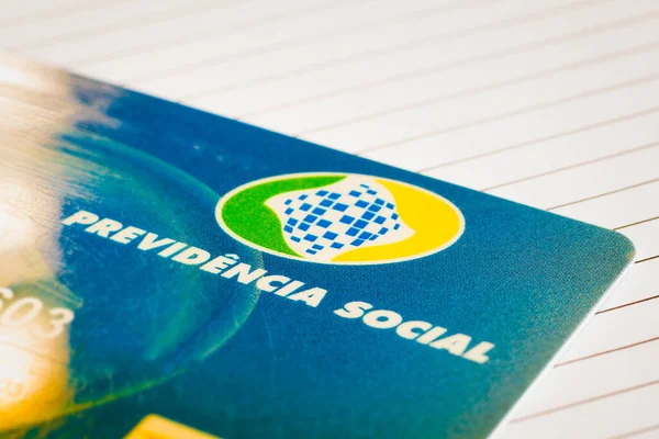 14 Ekim 2020, Brezilya. Bu resimde Previdencia Sosyal Logosu bir banka kartında görülüyor.