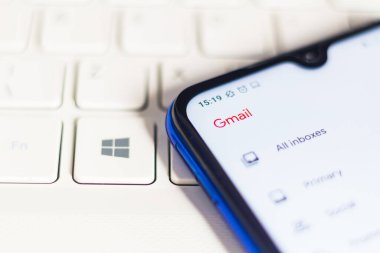 16 Ekim 2020, Brezilya. Bu resimde Gmail (e-posta) logosu bir akıllı telefonda görüntülenir