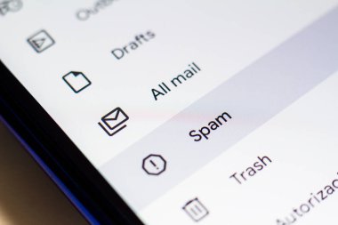 Bu resimde bir akıllı telefondan gösterilen e-postadaki SPAM dizininin ayrıntıları