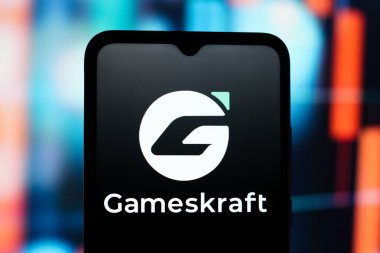 Bu resimde, Gameskraft logosu akıllı telefon ekranında görüntülenir