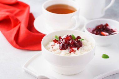 Sağlıklı kahvaltı konsepti pirinç lapası ile kızılcık lezzetli ve taze nane ile servis.